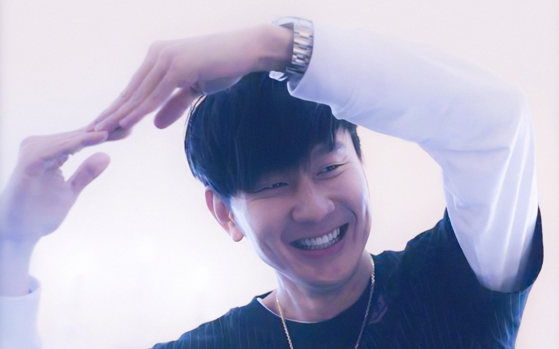 朱婷比赛结束后主动与对手拥抱致意，朱婷等人