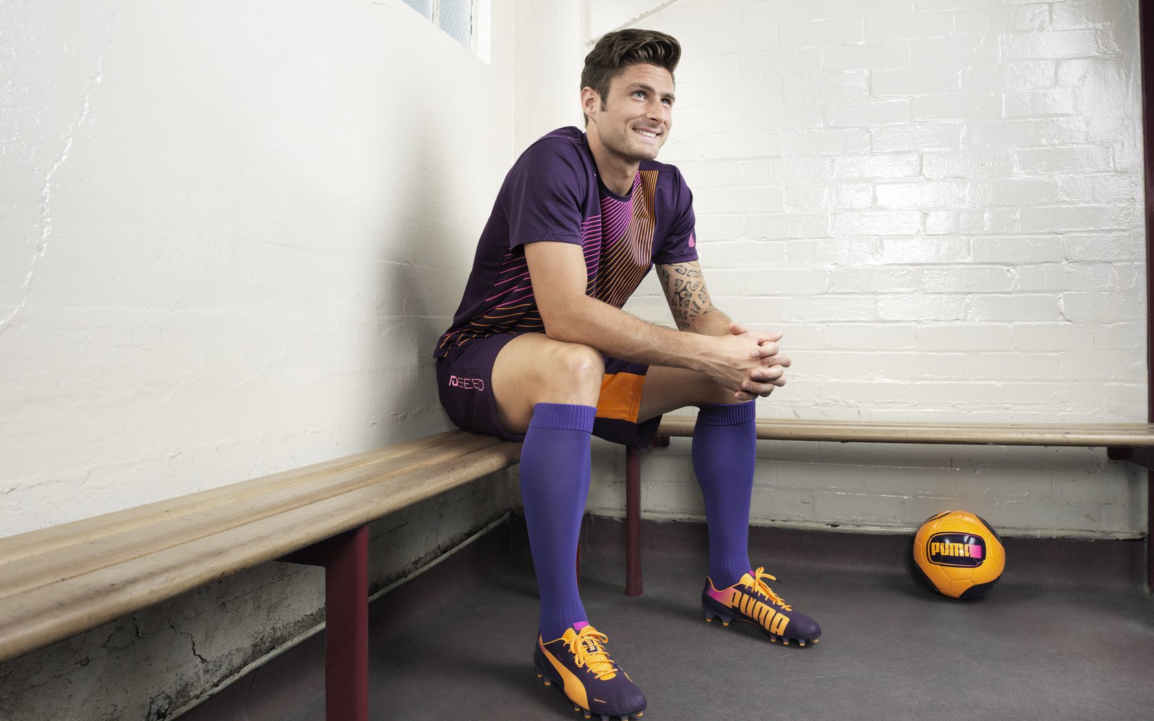 爱游戏体育app-西甲中锋连续破门，助球队稳坐榜首，西甲最佳中卫